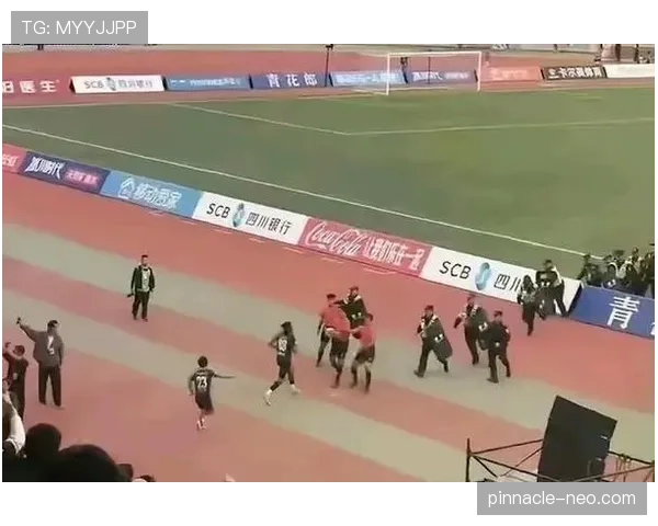 暴力行为在足球判罚中为何界限模糊？规则细节大揭秘